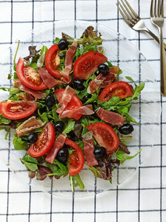 Una foto de Ensalada prosciutto