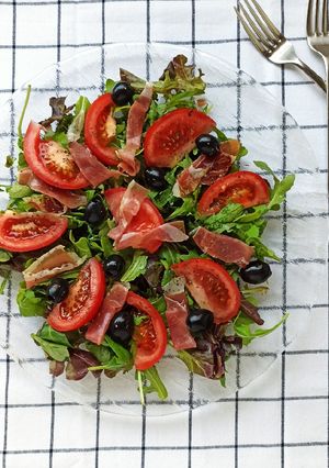 Una foto de Ensalada prosciutto