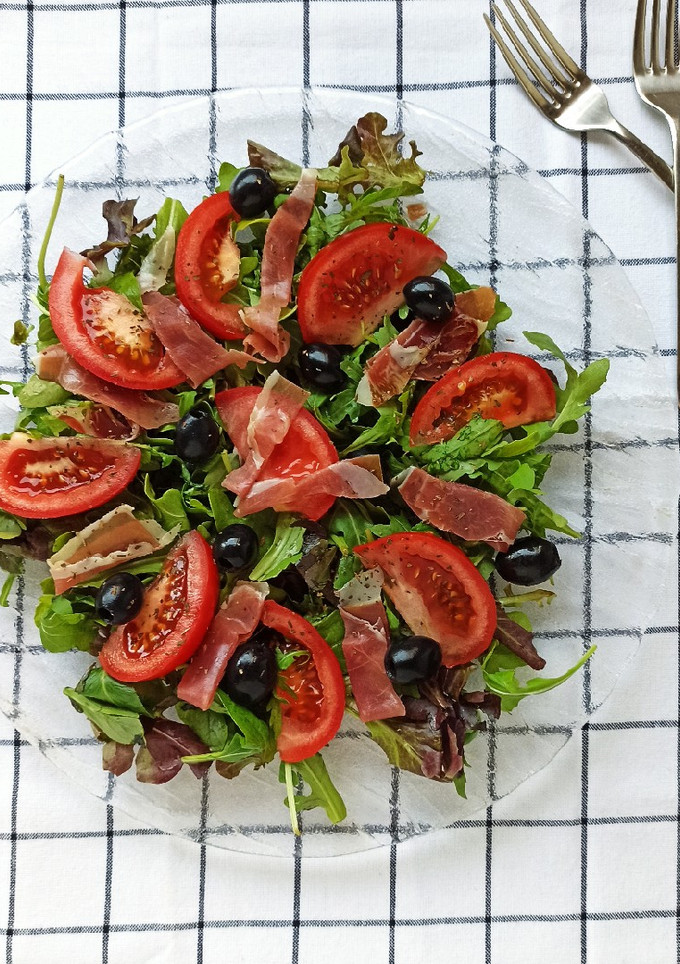 Una foto de Ensalada prosciutto