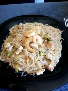 Una foto de Fideos de arroz con verduras, pollo y langostinos 🥬🍗🍜🍤