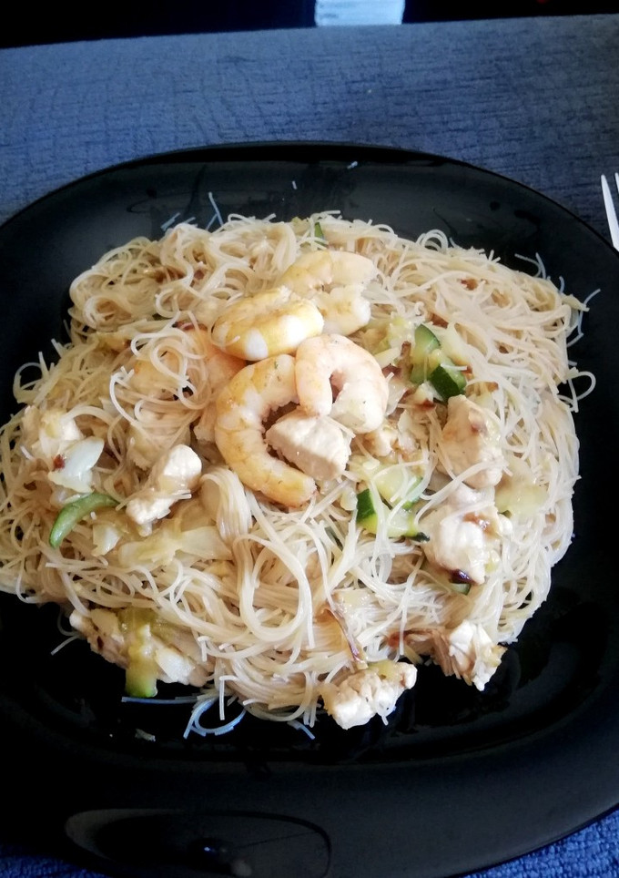 Una foto de Fideos de arroz con verduras, pollo y langostinos 🥬🍗🍜🍤