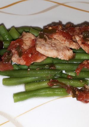 O poză a rețetei Pulpă de porc împănată cu garnitură de fasole verde.