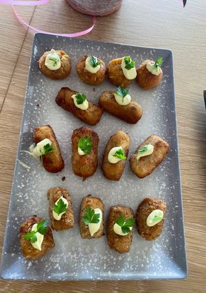 Una foto de Croquetas de Chistorra y Huevo Frito, Jamón de jabugo y Carne del Caldo