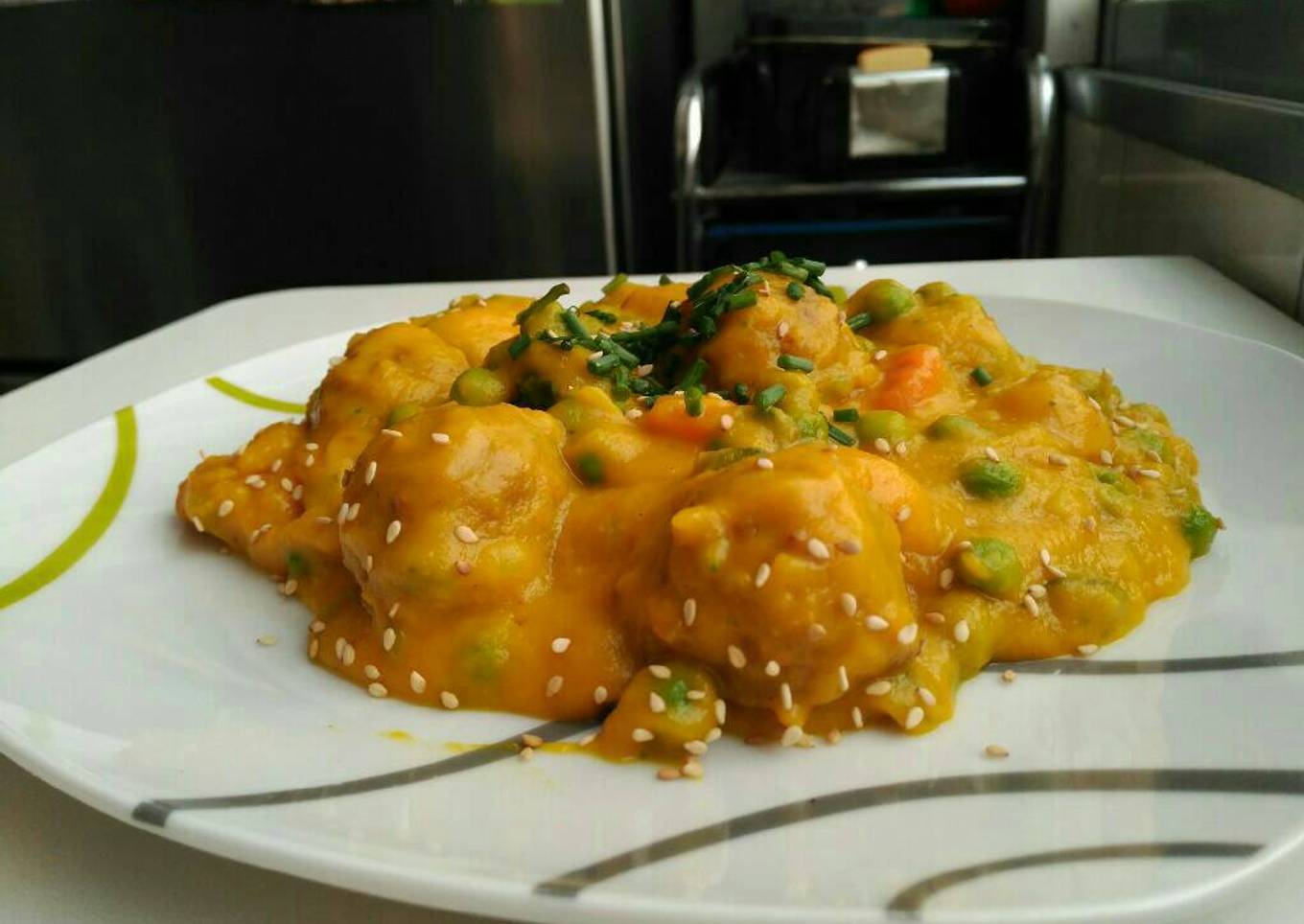 Albóndigas vegetarianas con verduras al curry de zanahoria