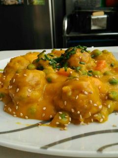 Una foto de Albóndigas vegetarianas con verduras al curry de zanahoria