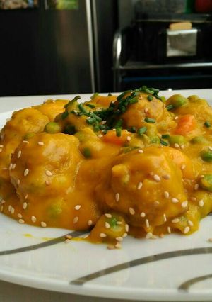 Una foto de Albóndigas vegetarianas con verduras al curry de zanahoria