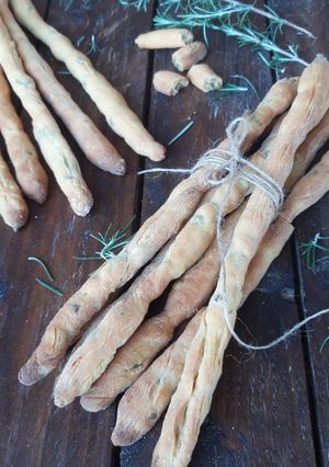 Foto di Grissini al vino bianco, olive e rosmarino