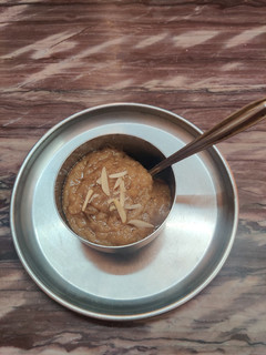 गेहूं के आटे का हलवा(aate ka halwa recipe in hindi) रेसिपी मुख्य फोटो