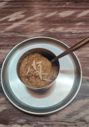 गेहूं के आटे का हलवा(aate ka halwa recipe in hindi) रेसिपी मुख्य फोटो