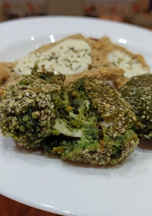 Una foto de Bombas de papa, verduras y queso