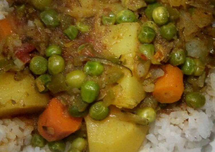 Step-by-Step Guide to Make Spicy Potato Curry with Carrots and Peas