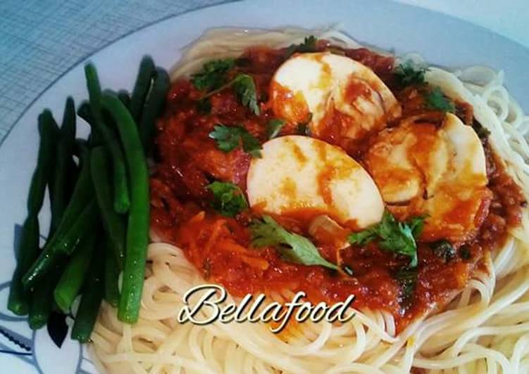 Spaghetti with egg curry and french beans