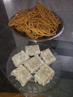 பொட்டுக்கடலை முறுக்கு மற்றும் தேங்காய் பர்பி (thengai parpi & pottukadalai murukku Recipe in Tamil) செய்முறை முக்கிய புகைப்படம்