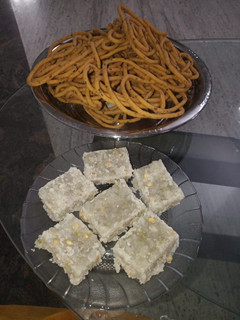 பொட்டுக்கடலை முறுக்கு மற்றும் தேங்காய் பர்பி (thengai parpi & pottukadalai murukku Recipe in Tamil) செய்முறை முக்கிய புகைப்படம்