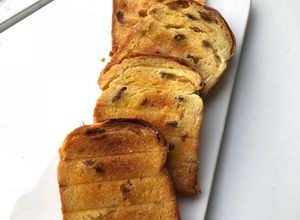 Hình của món Bánh mì nướng bơ đường.