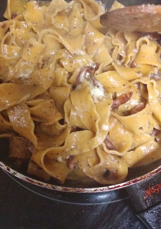 Una foto de Espaguetis con salsa de trufa y bacon