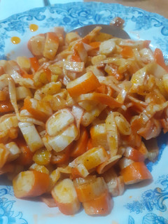 Una foto de Surimi salteado con ajos