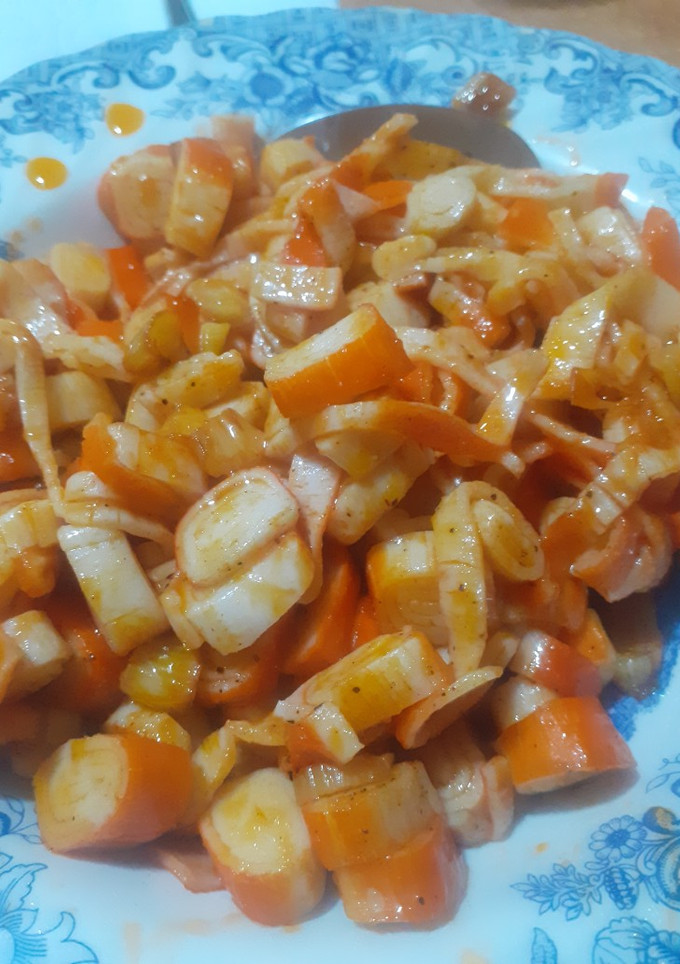 Una foto de Surimi salteado con ajos