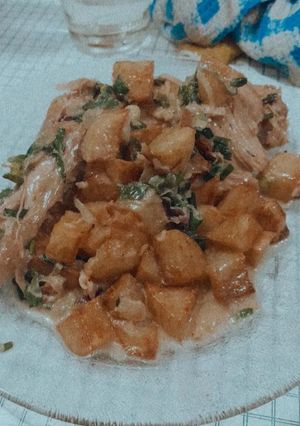 Una foto de Pollo con guarnición de papas con crema y cebolla de verdeo 😍🤤