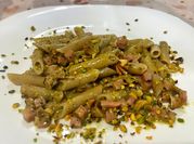 Una foto di pasta con mortadella