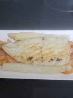 Una foto de Merluza al grill con patatas rellenas