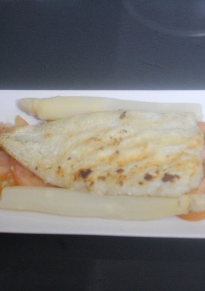 Una foto de Merluza al grill con patatas rellenas