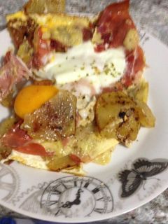 Una foto de Huevos con patatas y jamón