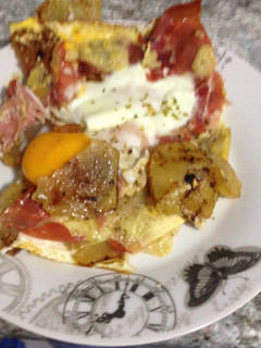Una foto de Huevos con patatas y jamón
