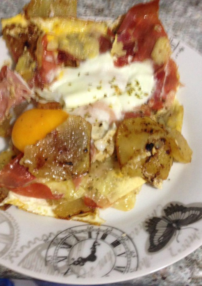 Una foto de Huevos con patatas y jamón