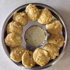 A picture of Suji carrot idli.