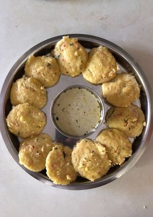 A picture of Suji carrot idli.