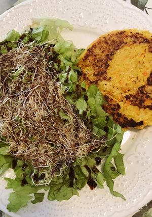 Una foto de Hamburguesas de garbanzos y zanahoria 🥕🧡