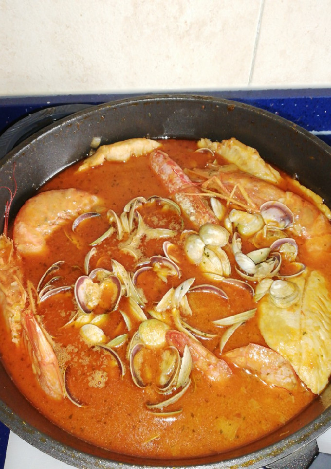 Una foto de Caldereta de lenguado con langostinos y almejas