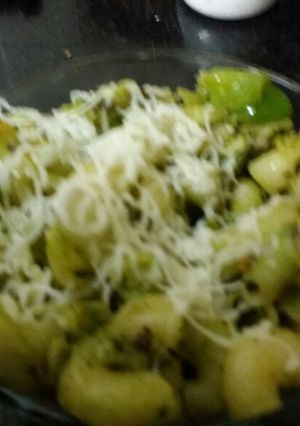 A picture of Raw mango spinach pesto pasta.
