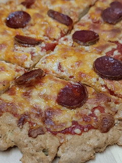 Una foto de Pizza con base de pavo (crujiente) con Mambo