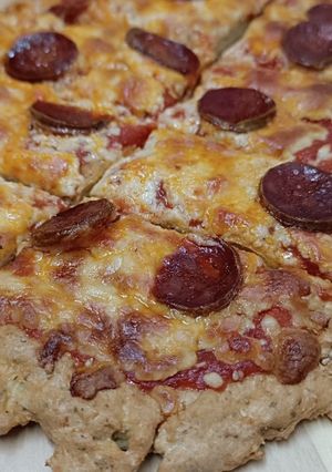 Una foto de Pizza con base de pavo (crujiente) con Mambo