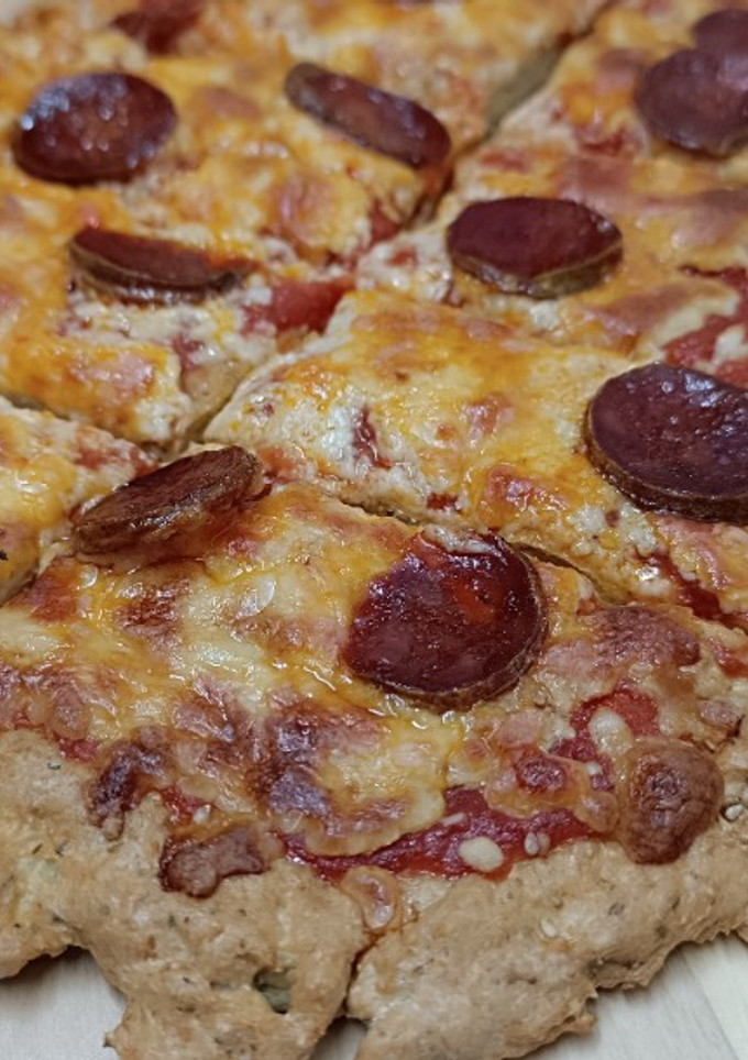Una foto de Pizza con base de pavo (crujiente) con Mambo