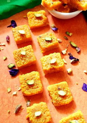आलू की बर्फी (Aloo Ki barfi recipe in Hindi) रेसिपी मुख्य फोटो