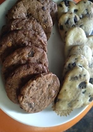 A picture of Multigrain double chocolate nutty cookies.