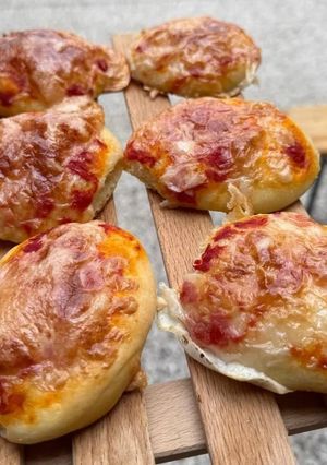 Foto di Pizzette rosse soffici da forno: la ricetta perfetta per aperitivi e feste