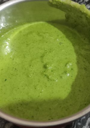 A picture of Green chutney for sandwich.