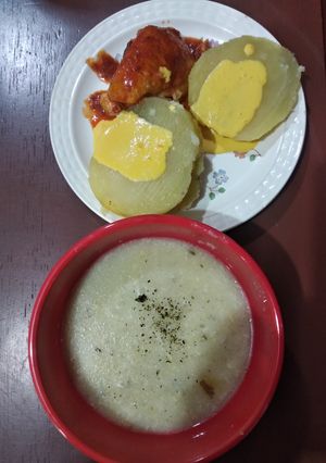 Una foto de Menú de la abuelita sopita de sémola y pollito a la olla con papa