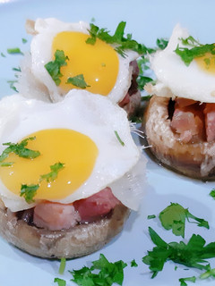 Una foto de Champiñones rellenos de solomillo y lascas de queso viejo