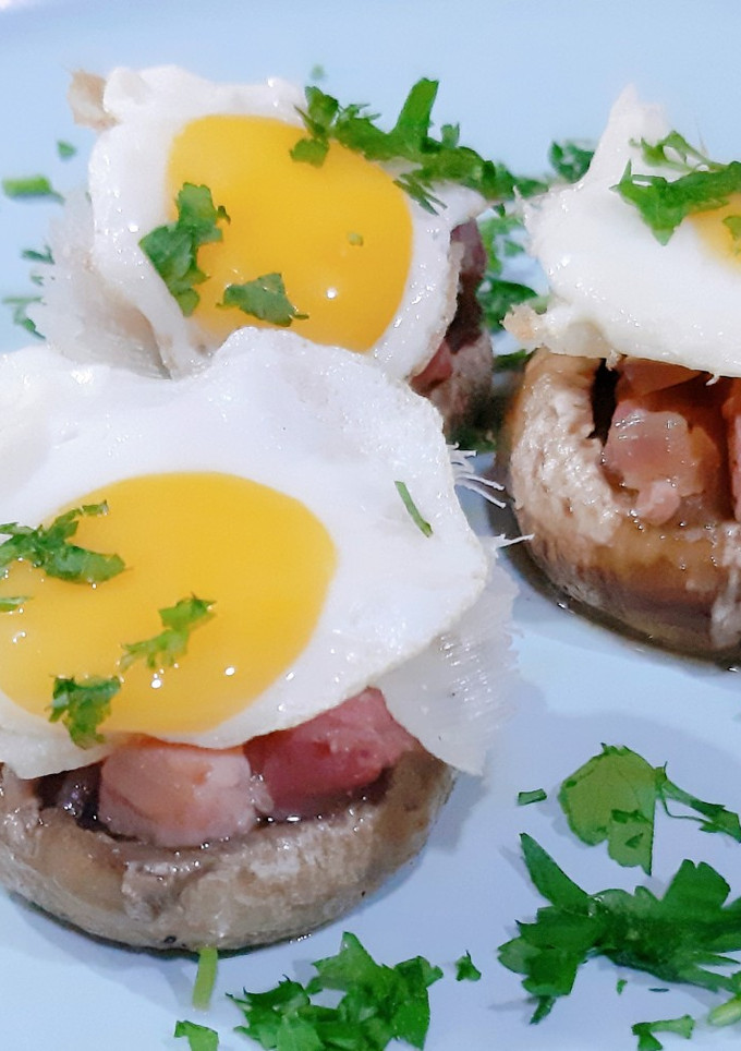 Una foto de Champiñones rellenos de solomillo y lascas de queso viejo