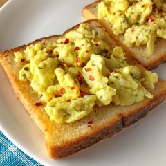 A picture of Scrambled Eggs on Toast.