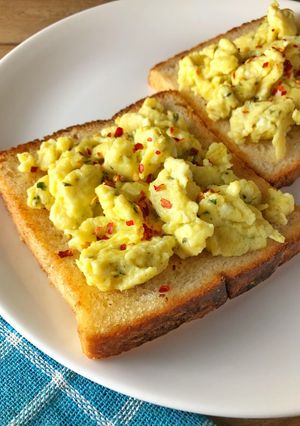 A picture of Scrambled Eggs on Toast.