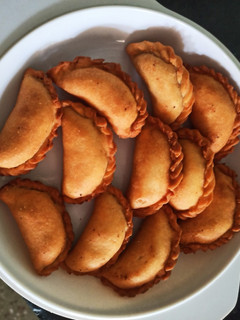 ઘૂઘરા (Gughra Recipe In Gujarati) રેસીપી મુખ્ય ફોટો