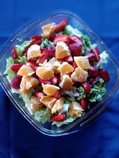 Una foto de Ensalada de lechuga, naranja y frutilla 🍊🍓