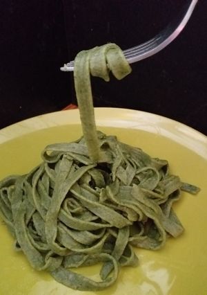 Una foto de Fetuccine integral de acelga