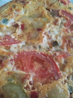 Una foto de Tortilla de calabacín rellena de tomate y queso